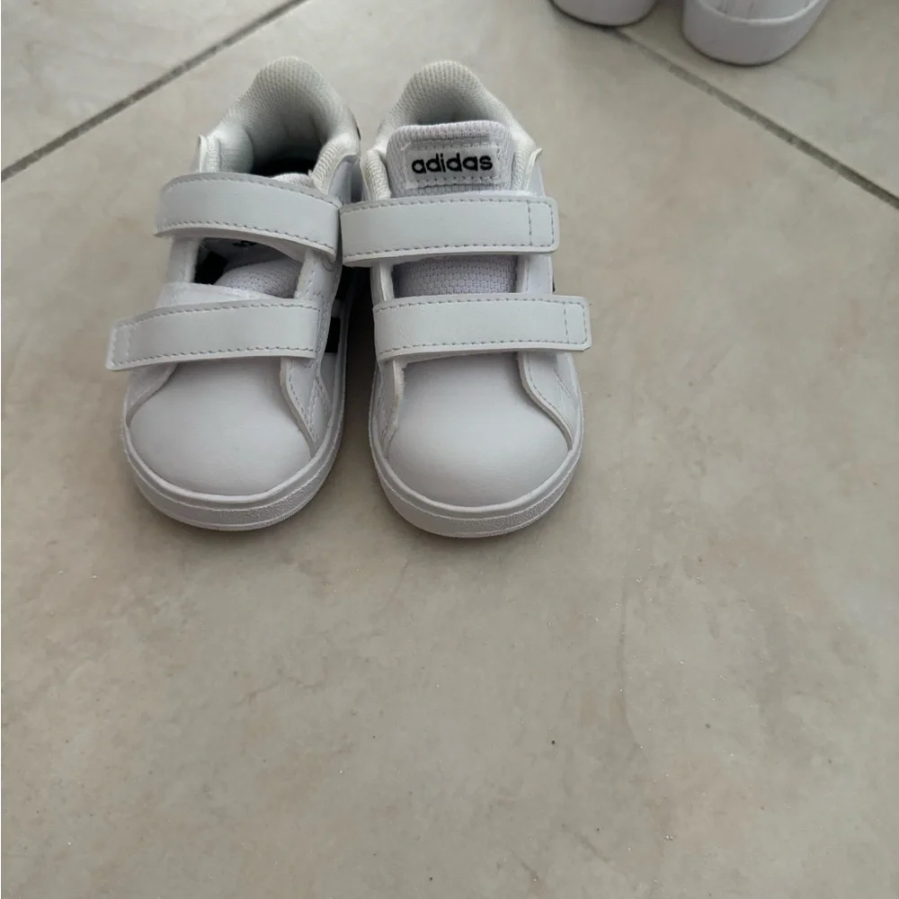 Black and white kids velcro adidas - Picture 3 of 4